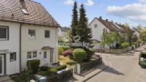 Hausansicht mit Garten