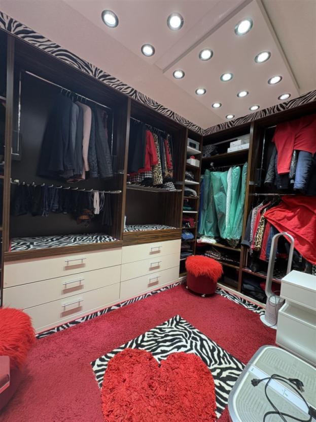 Begehbarer Kleiderschrank