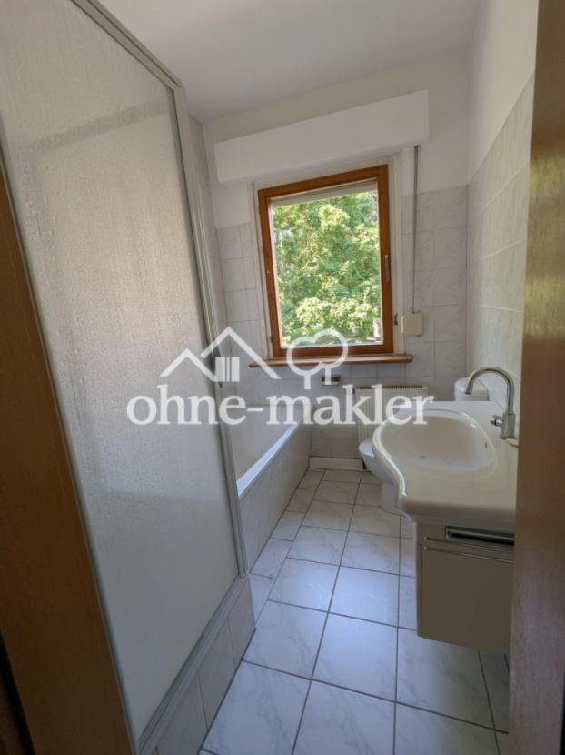 Bad mit Wanne und Dusche