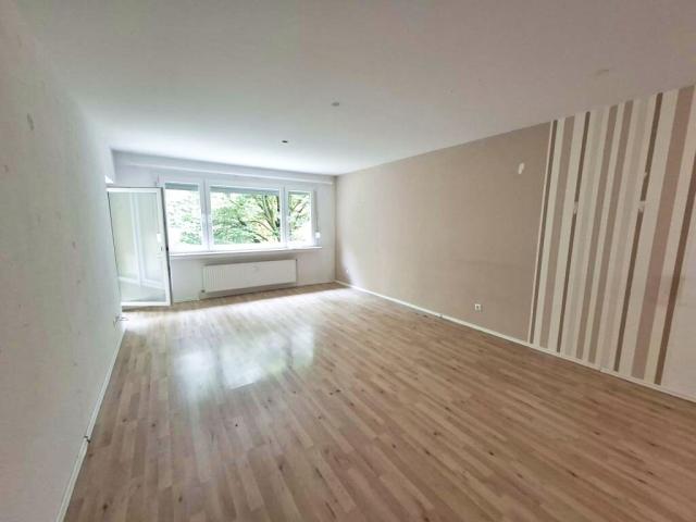Wohnzimmer mit Zugang zur Loggia