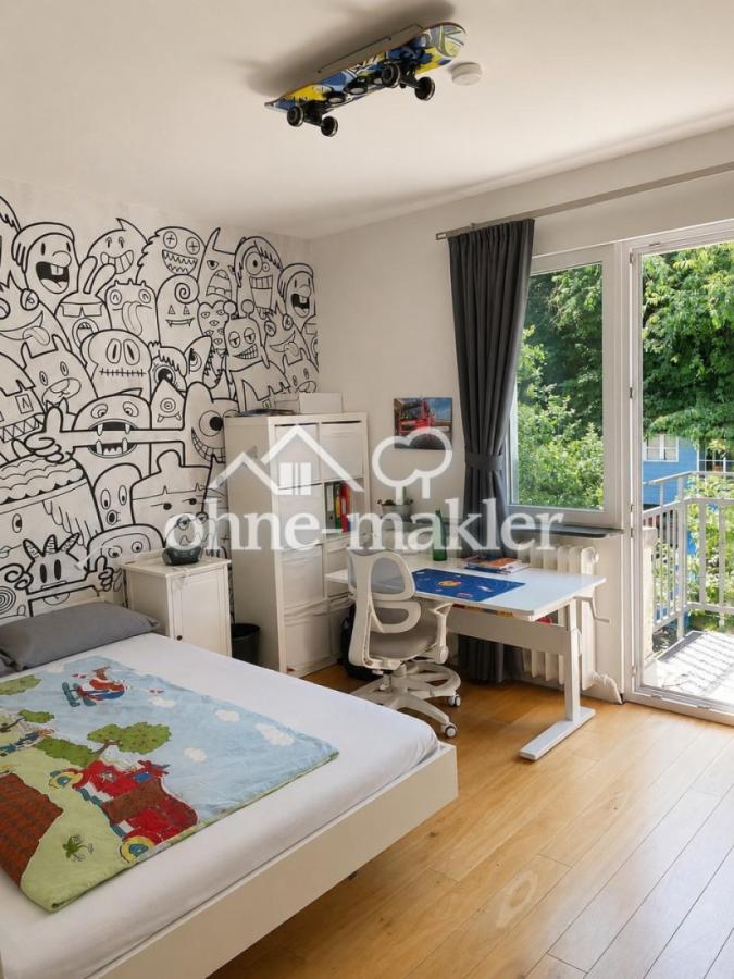 Schlafzimmer m. Balkon