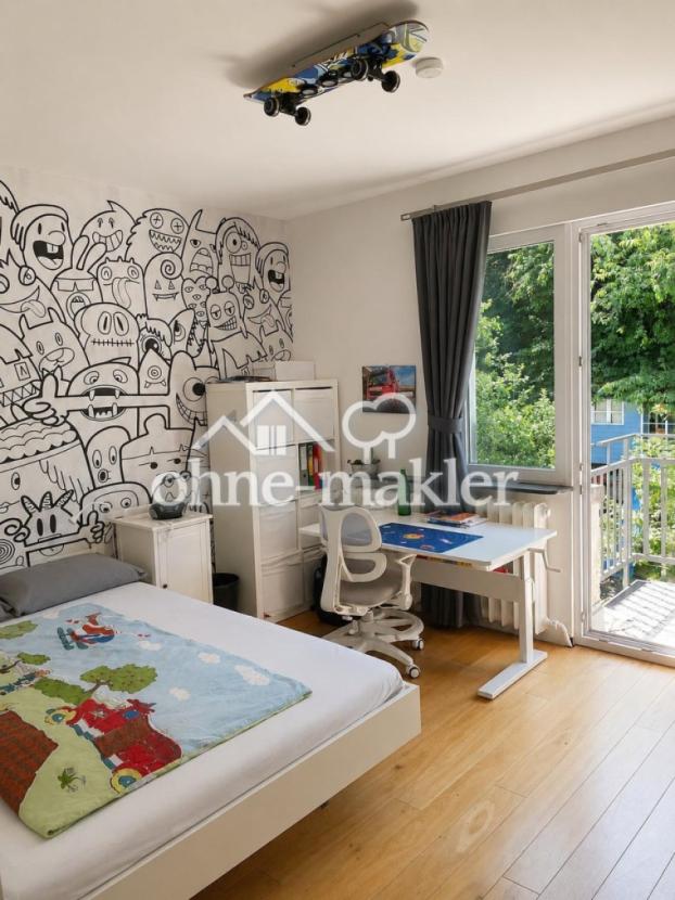 Schlafzimmer m. Balkon