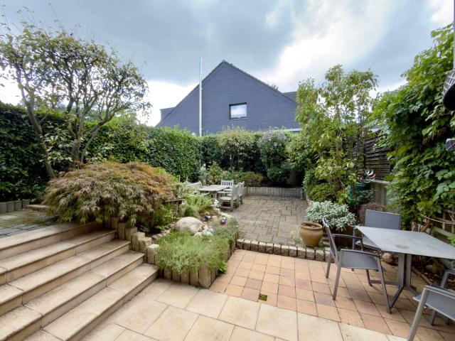 Blick in den Garten aus dem Zimmer