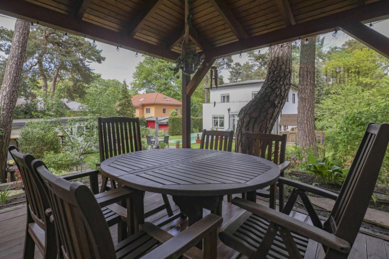 Sitzecke unterm Pavillon