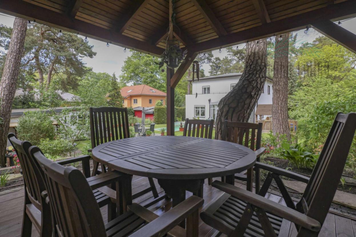 Sitzecke unterm Pavillon