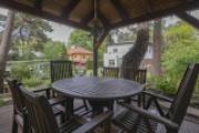 Sitzecke unterm Pavillon