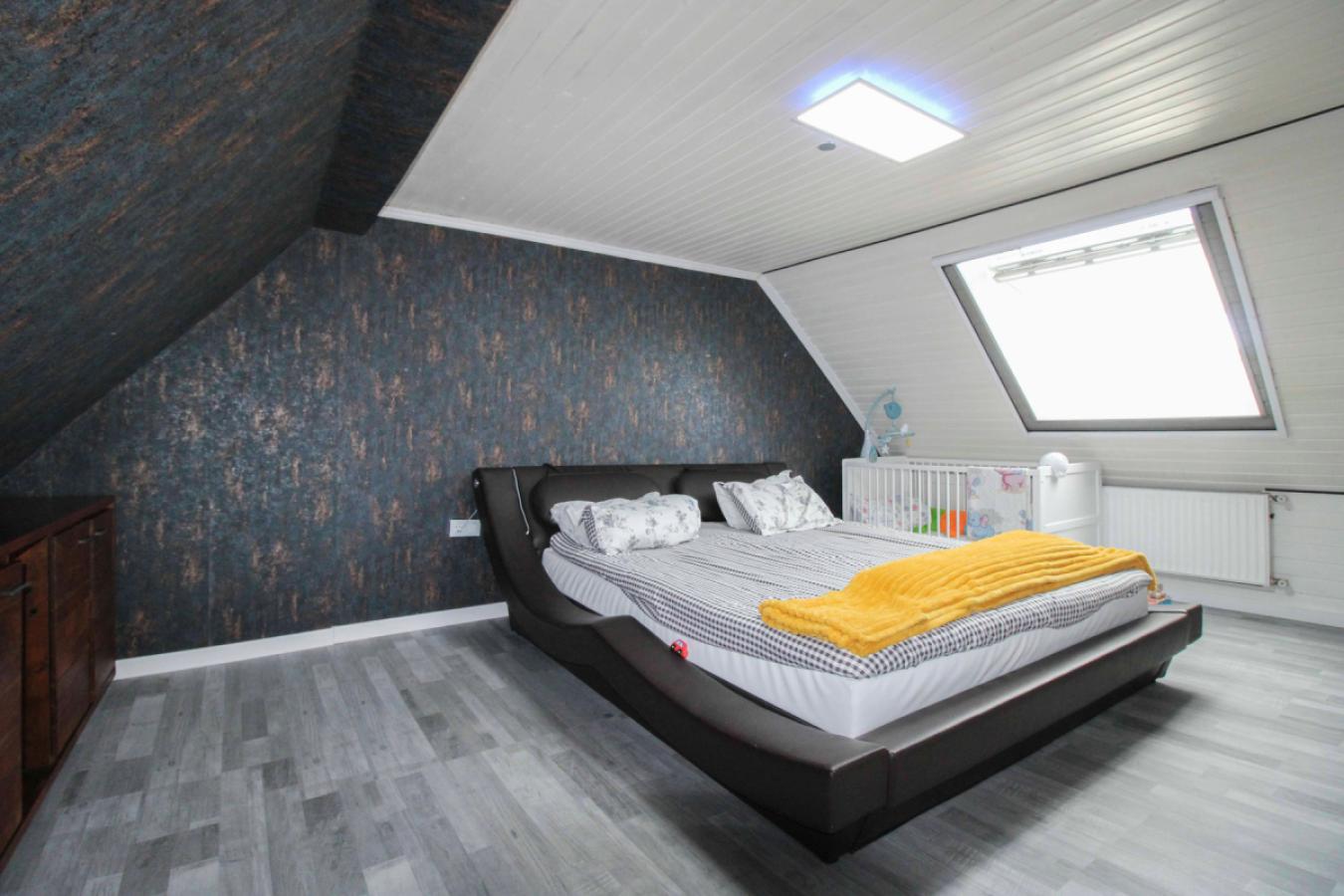Schlafzimmer DG