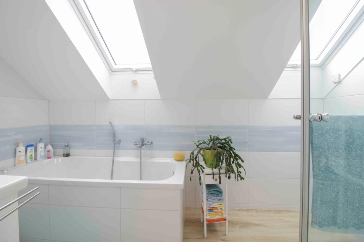 Badezimmer mit Wanne & Dusche OG