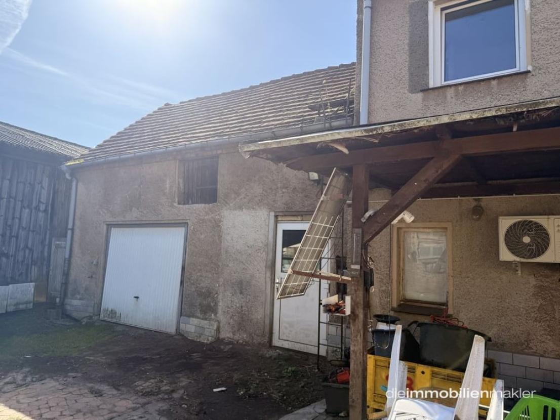 Garage neben Wohnhaus