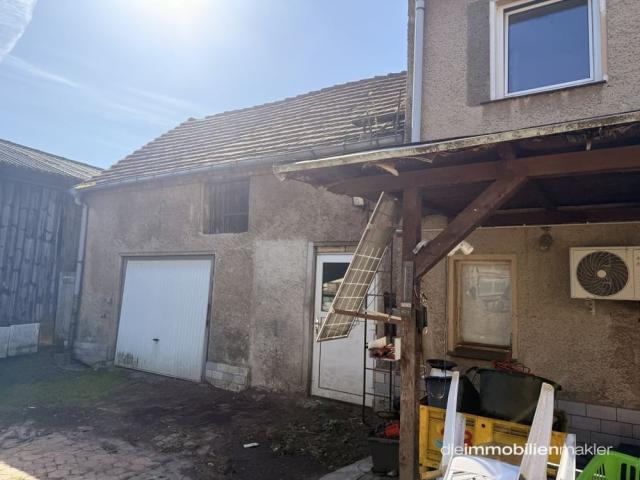 Garage neben Wohnhaus