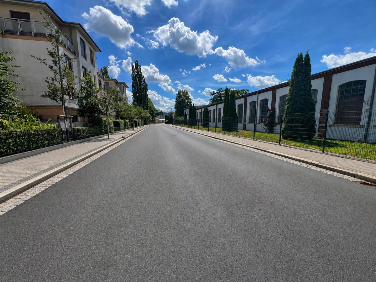 Blick in die ruhige Straße