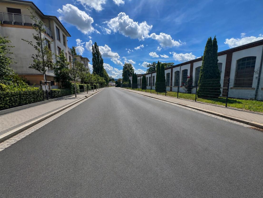 Blick in die ruhige Straße