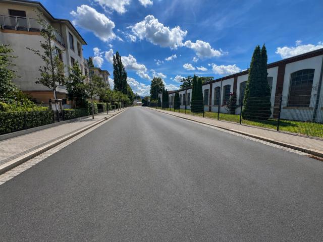 Blick in die ruhige Straße