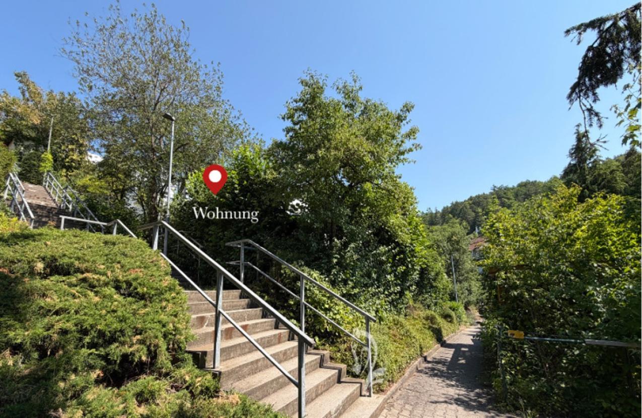 Zugang vom öffentlichen Parkplatz unterhalb der Wohnung