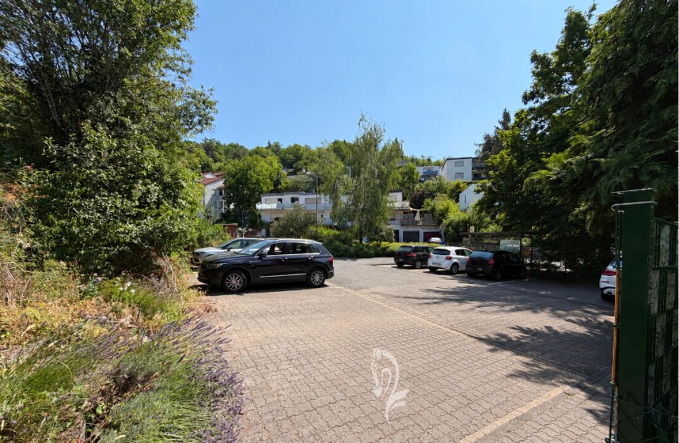 Öffentlicher Parkplatz unterhalb der Wohnung