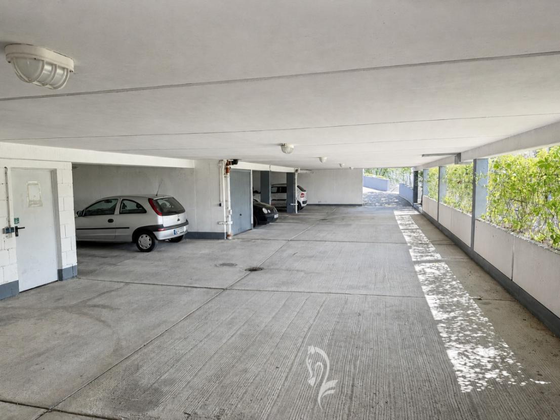 Parkgarage oberhalb der Wohnung