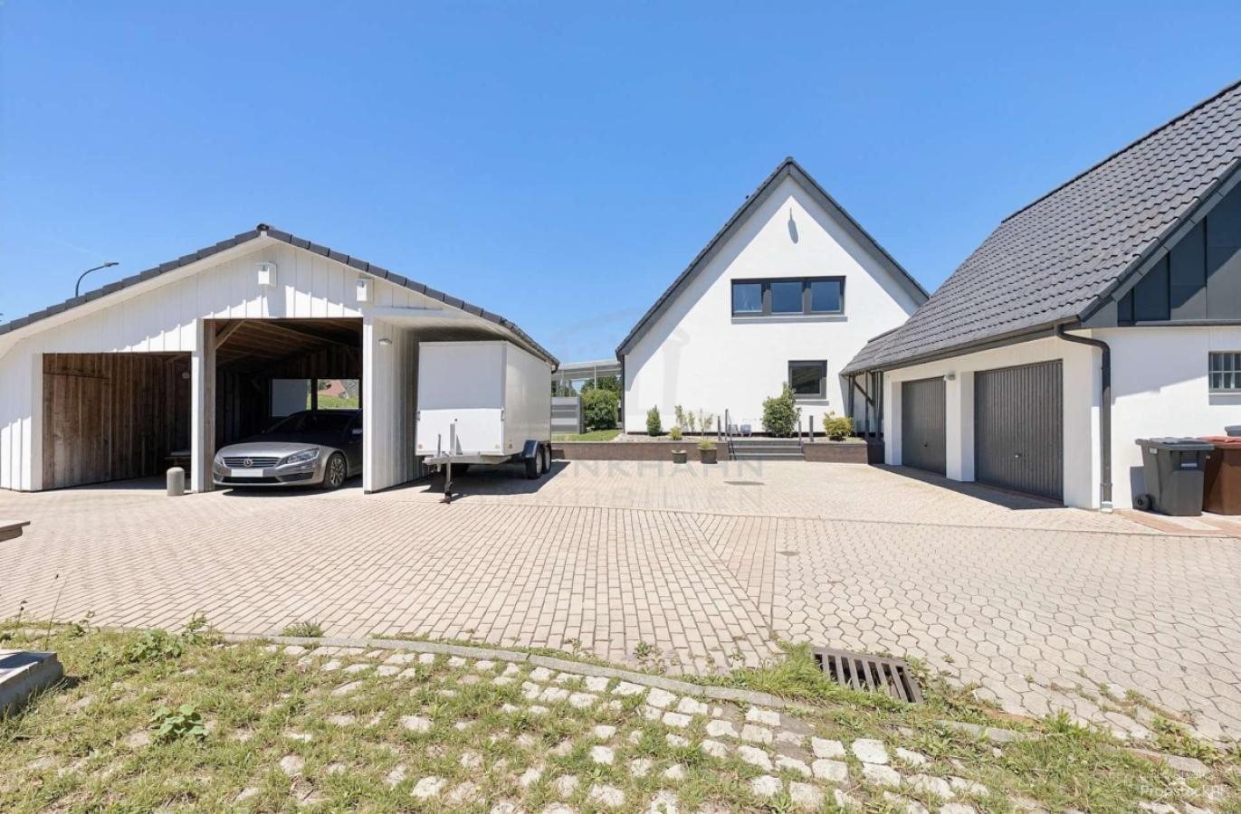 Außenansicht Garage & Carport