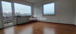 Wohnzimmer mit Balkon