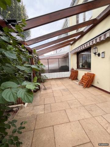 KI-optimiert – große Terrasse mit Pergola