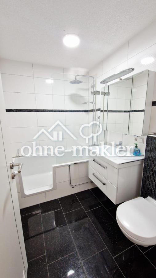Badezimmer m.Badmöbel 