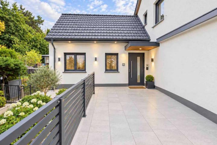 Nach Sanierung - Terrasse - Eingang_