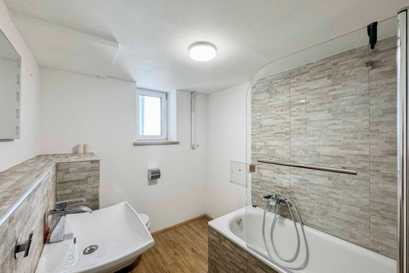 Badezimmer (EG)