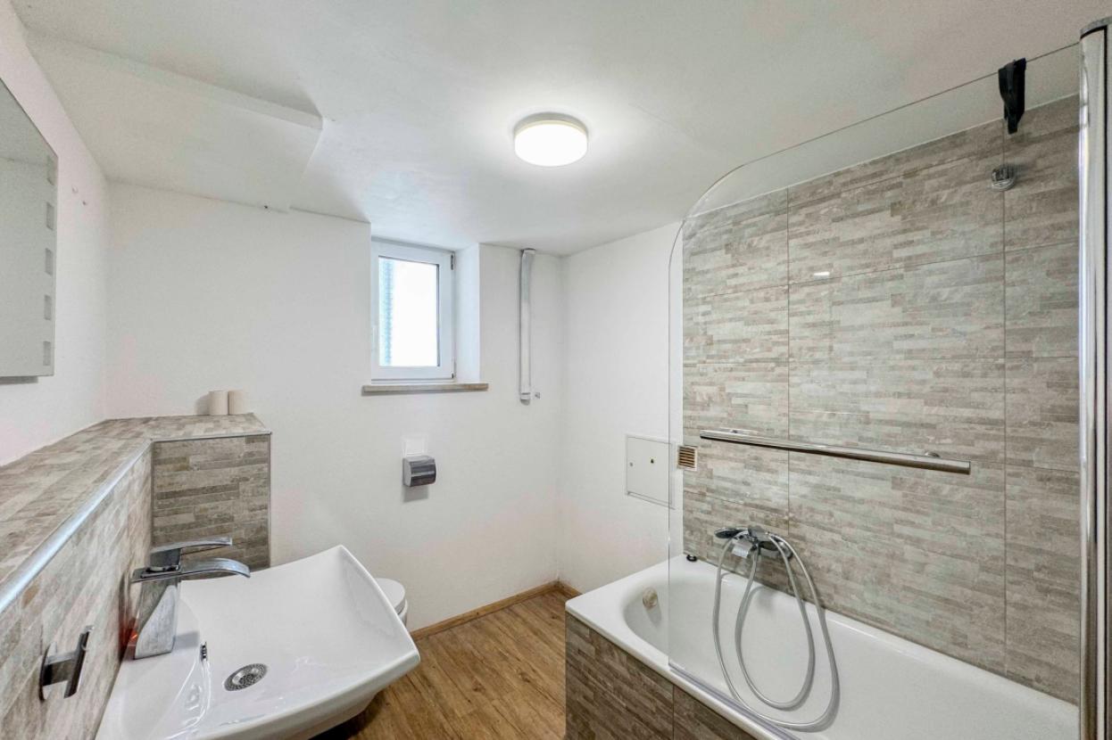 Badezimmer (EG)