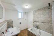 Badezimmer (EG)