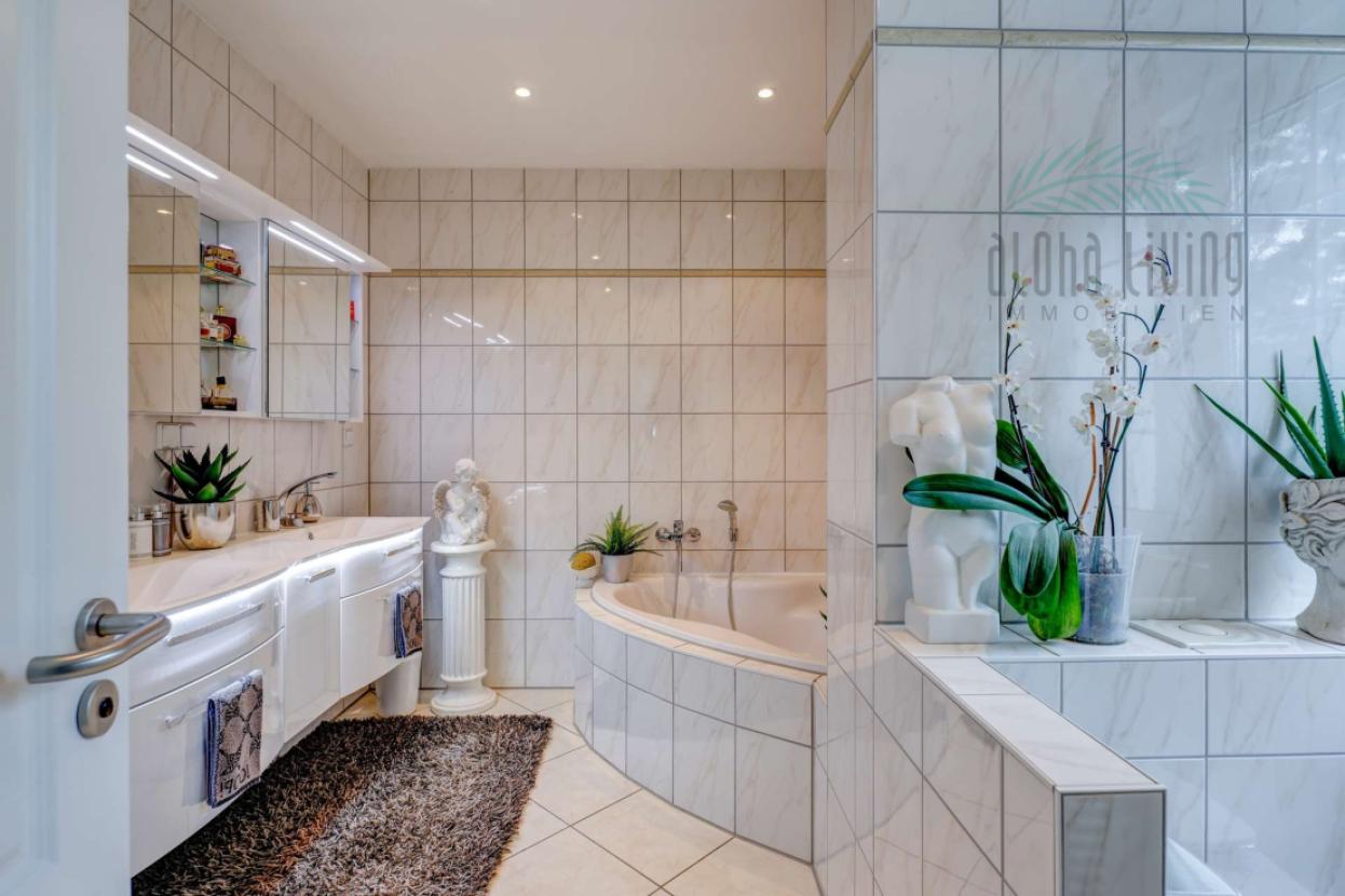 Badezimmer 1 (OG)