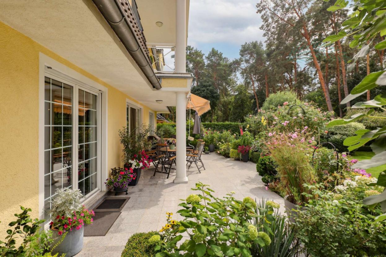Terrasse mit Garten