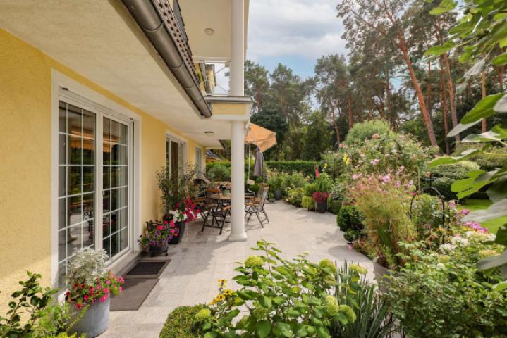 Terrasse mit Garten