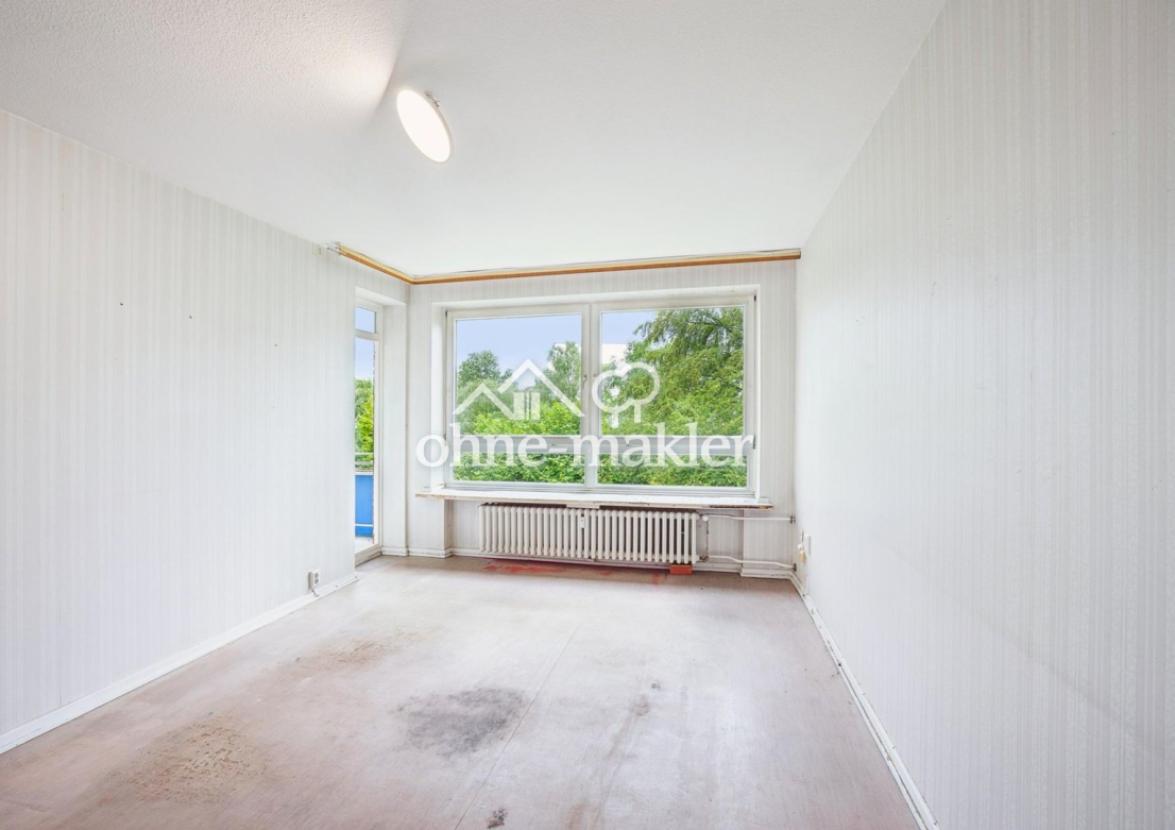 Wohnzimmer mit Balkonzugang