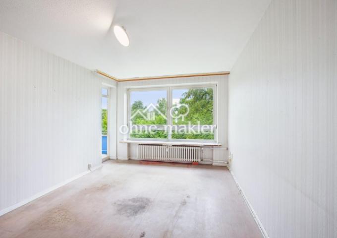 Wohnzimmer mit Balkonzugang