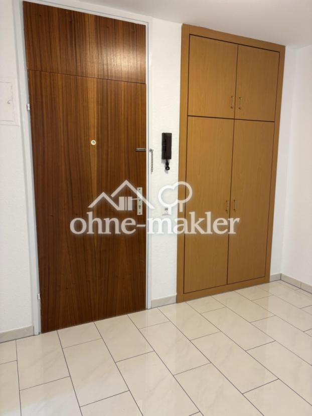 Eingangstür und Einbauschrank