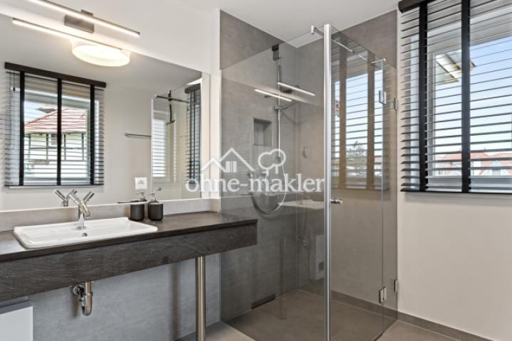11 a Duschbad mit Fenster