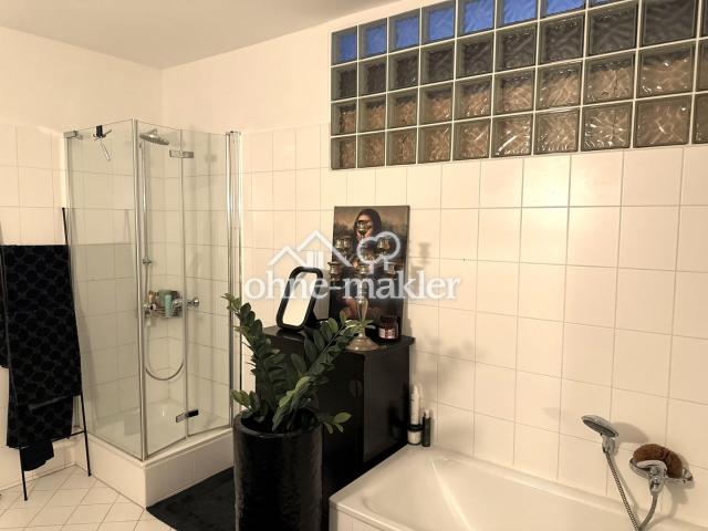 Badezimmer+Badewanne/Dusche