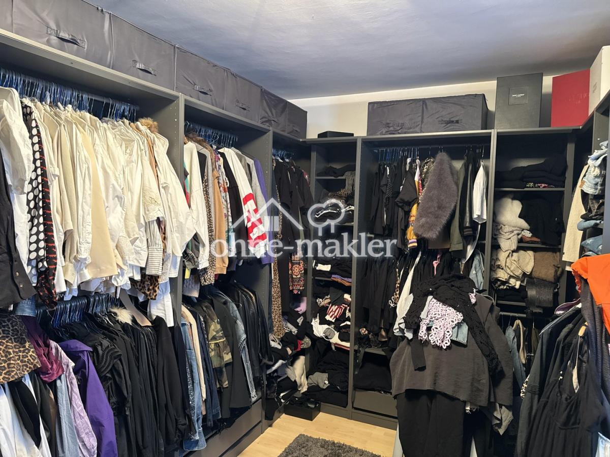 Ankleidezimmer (oder SZ2)