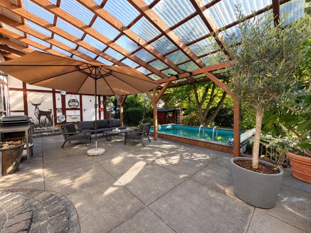 Terrasse überdacht mit Pool