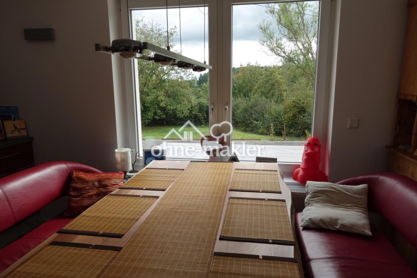 Esszimmer mit Blick in Garten