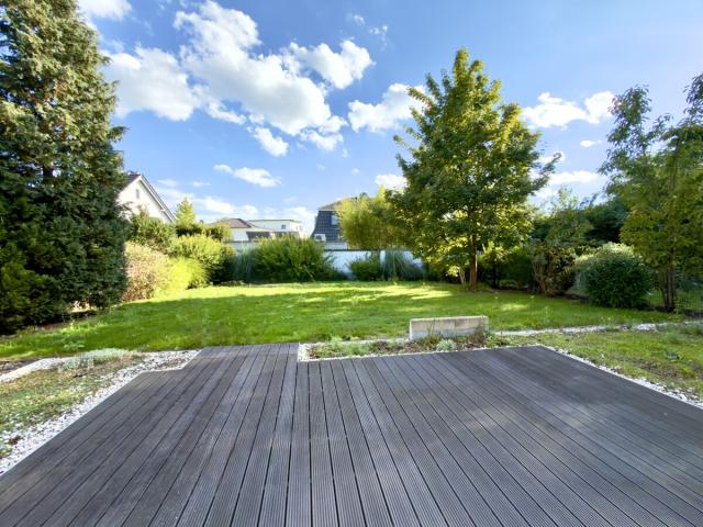 Blick von der Terrasse in den Garten