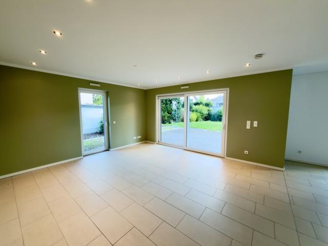 Einblick ins Wohnzimmer zur Terrasse