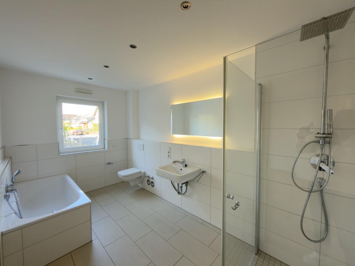 Badezimmeransicht mit Dusche und Badewanne