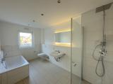 Badezimmeransicht mit Dusche und Badewanne