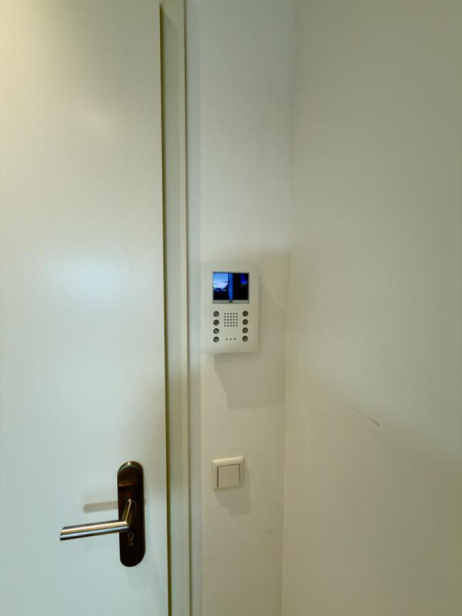 Videobildschirm mit Gegensprechanlage