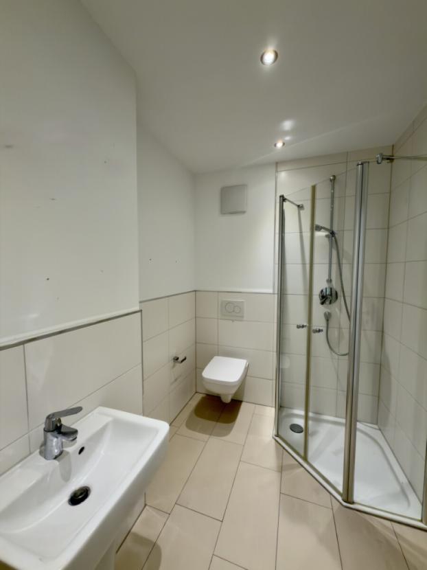 Gäste-WC mit Dusche