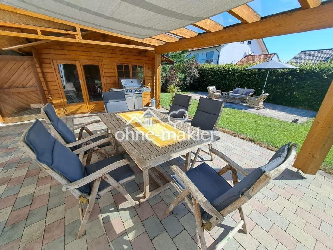 Überdachte Ostterrasse