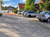 Umgebung mit Parkplätze