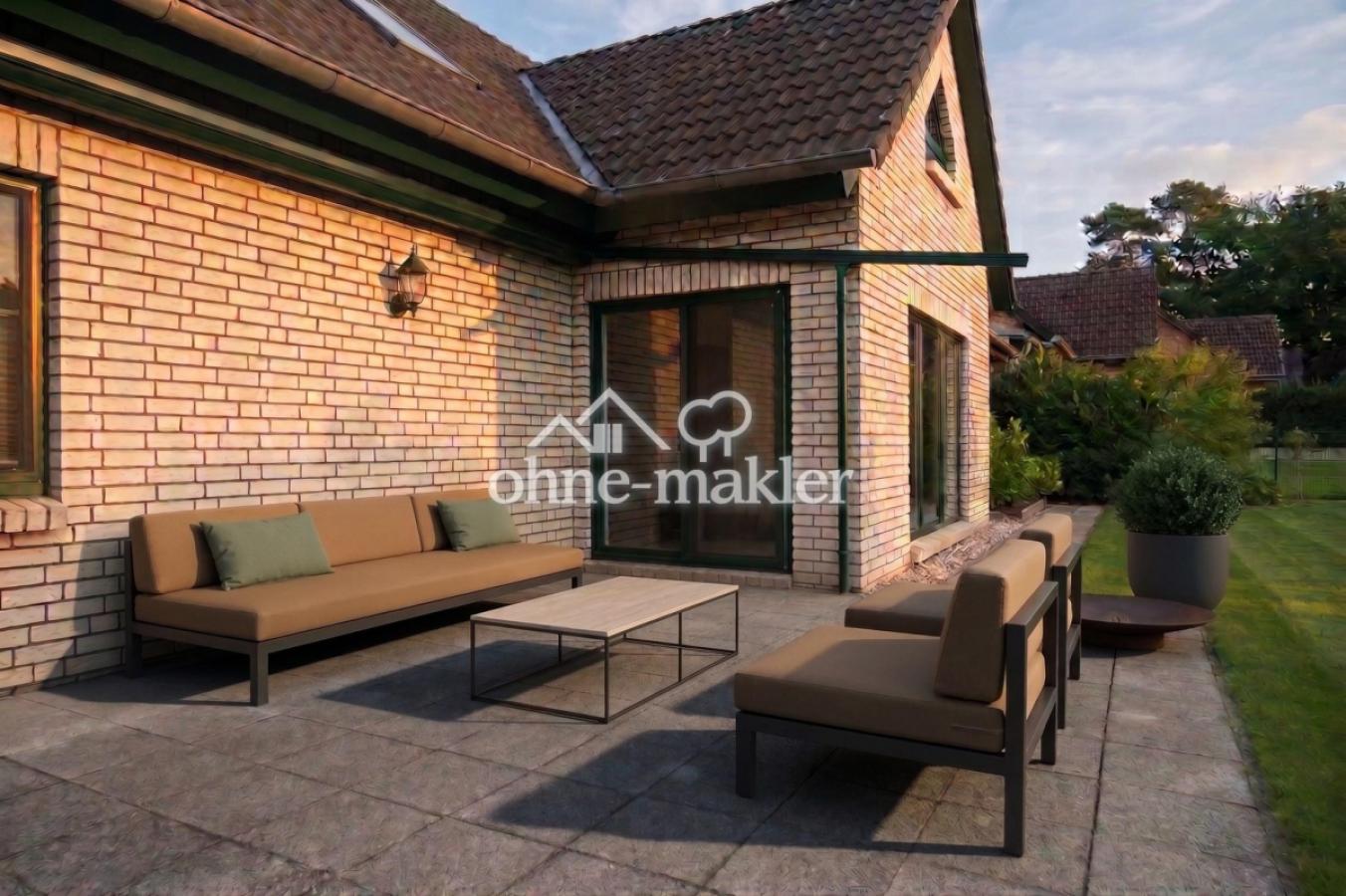 Terrasse über die Hausbreite