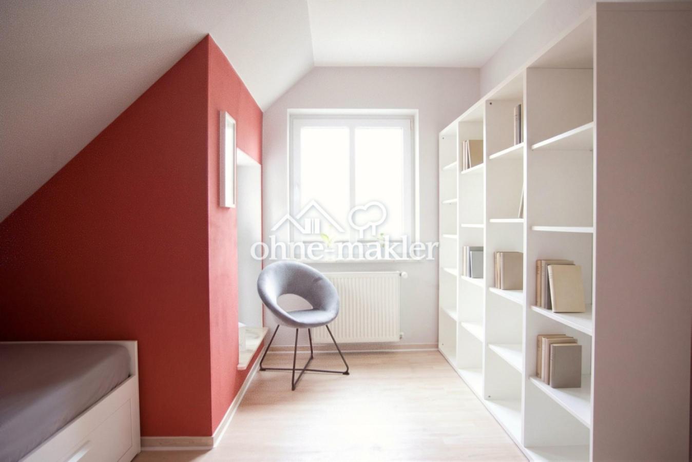 Zimmer mit Einbauregal