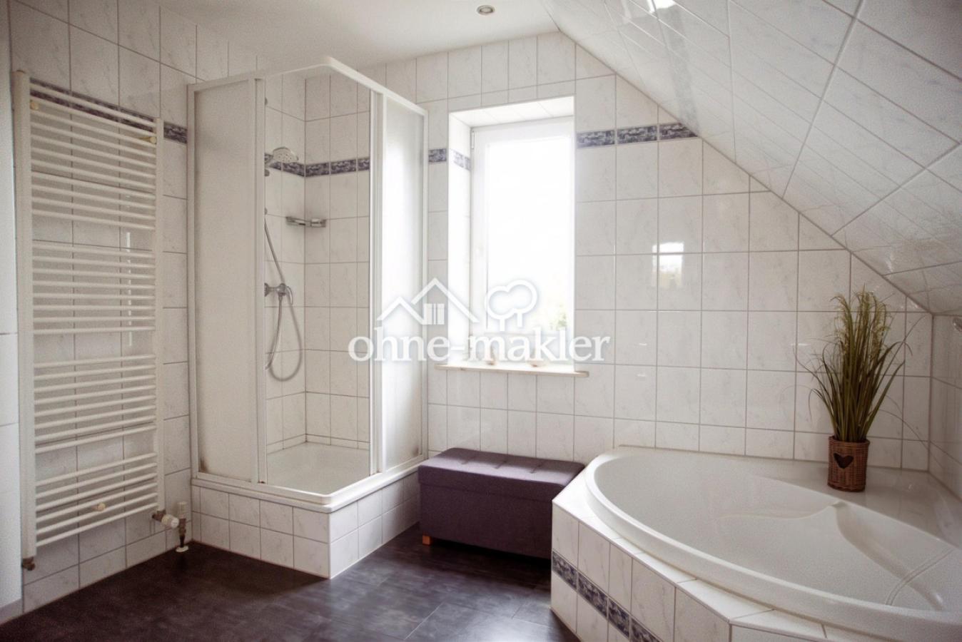 Vollbad mit Eckbadewanne